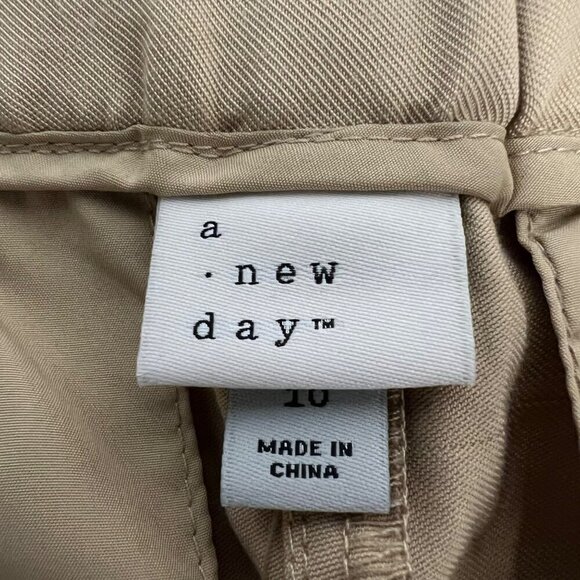 A New Day Womens Pleated Front Khaki Pants Cargo Pockets Tan Size 10 High Rise - Picture 8 of 9